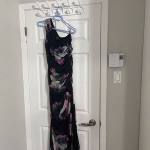 le chateau night out dress or for an occasion ; llong , one shoulder
